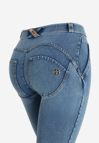 Freddy PUSH-UP - Skinny-Farkut - denim blu medio yellow seams