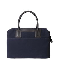 Marine canvas tas met zwarte lederen accenten, dubbele handvatten, rits sluiting en een platte, gestructureerde vorm; heeft een strakke, moderne uitstraling.