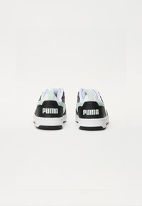 Baskets Puma noires et vert menthe avec semelles blanches, dotées d'un col rembourré, d'une tige en suède texturé et en maille, et d'un grand logo sur le talon.