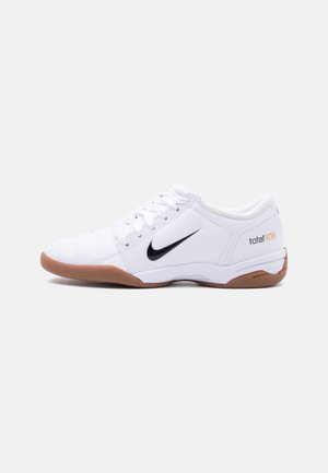 Chaussure de football en salle Nike Total 90 III blanche avec logo swoosh noir et semelle en gomme, vue de profil sur un fond uni.