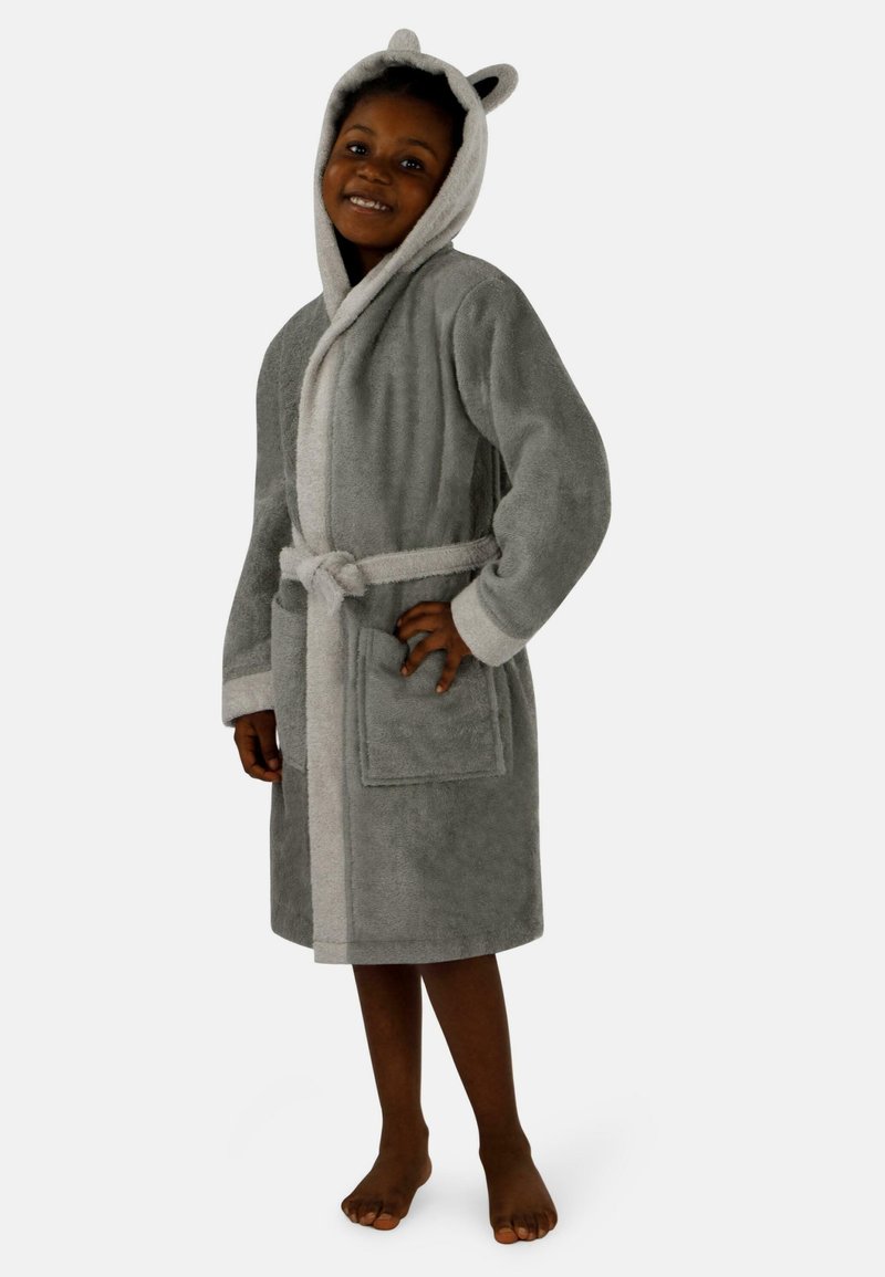 Grau-fleece Bademantel mit Kapuze und Bärenohren, Fronttaschen und einem Bindegürtel. Weicher Stoff und kontrastierender Besatz entlang der Kanten.