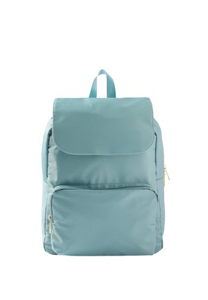 Lichtblauwe rugzak met een voorvak met ritssluiting, een bovenvlaksluiting en een draaghendel, afgebeeld tegen een witte achtergrond.