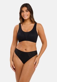 Ensemble de lingerie noire comprenant un soutien-gorge à larges bretelles et des détails en texture florale, associé à un slip assorti. Les deux pièces ont une finition lisse.