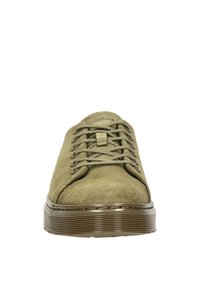 Sneaker in suede verde oliva con punta rotonda, lacci piatti, suola in gomma testurizzata e dettagli di cucitura tono su tono.