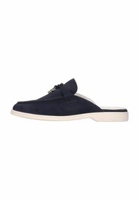 Mörkblå mocka slip-on skor med rund tå, ljusbeige sula och dekorativ rosettaccent på ovansidan. Slät textur och minimalistisk design.