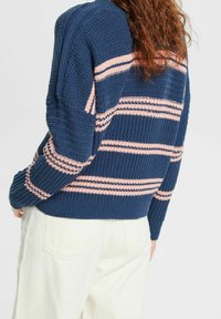 Granatowy sweter dzianinowy w różowe paski, z wyczuwalną strukturą, obniżonymi ramionami i skróconym krojem.
