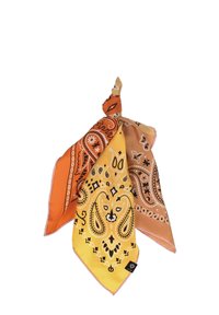 Višebojni bandana u narančastoj, žutoj i smešnoj boji sa složenim paisley uzorcima i crnim akcentima. Napravljen od mekog materijala, ima oznaku.