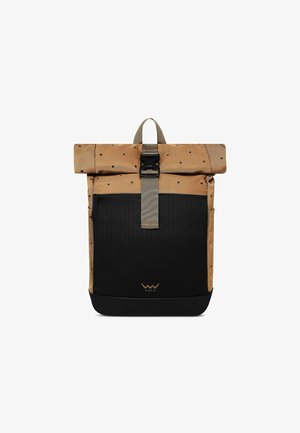 Rucksack mit Rollverschluss, khakifarbenem, gemustertem Canvas-Deckel, schwarzem Boden, grauem Riemen und vorderer Reißverschlusstasche. Mit Logo nahe dem Boden.