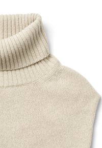 Suéter de cuello alto beige tejido a punto, mostrando el cuello acanalado doblado y el área del hombro sobre un fondo blanco.