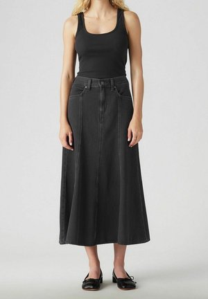 Jupe maxi en denim noir avec une taille ajustée et des poches latérales, présentant une silhouette droite et des détails de couture visibles.