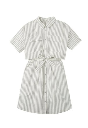 Hvid kortærmet kjole med knapper og lodrette sorte striber, to brystlommer og bælte bundet i taljen.