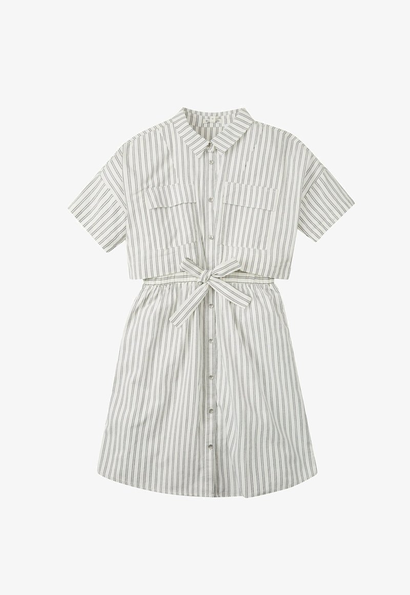 Robe chemise blanche à manches courtes avec des rayures verticales noires, deux poches poitrine et une ceinture nouée à la taille.