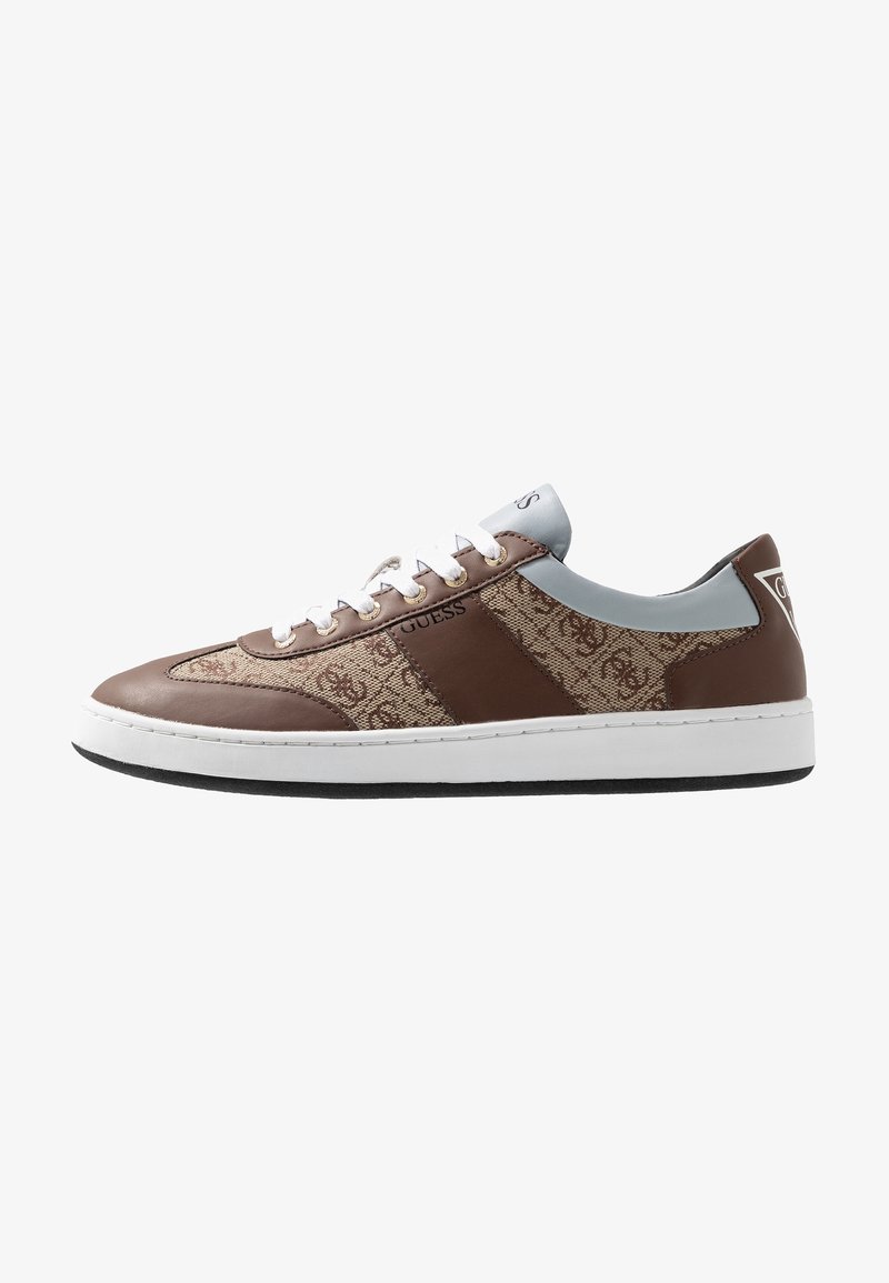 Basket basse marron et beige avec lacets blancs, semelle blanche, logos de marque "GUESS" sur le côté et le talon, et un col bleu clair.
