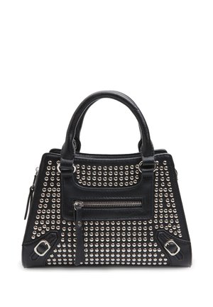 Sort læderhåndtaske med sølvnitter, top-hanke, lynlåslomme foran og dekorative spændedetaljer på siderne.