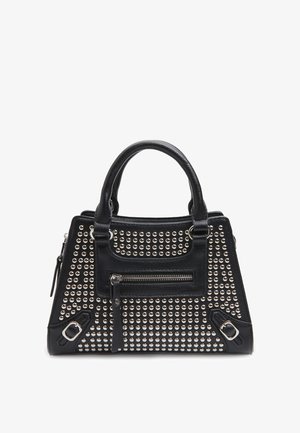 Bolso de cuero negro con tachuelas plateadas, asas superiores, bolsillo delantero con cremallera y detalles decorativos de hebillas en los lados.