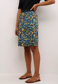 Falda floral con un patrón colorido que presenta azul, verde, naranja y blanco. Cintura elástica, hasta la rodilla, tejido ligero y un ajuste relajado.