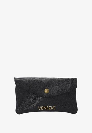 Sorte tekstureret læderpung med flaplukning, bronze trykknap og guldbelagt mærkenavn "VENEZIA" på forsiden.