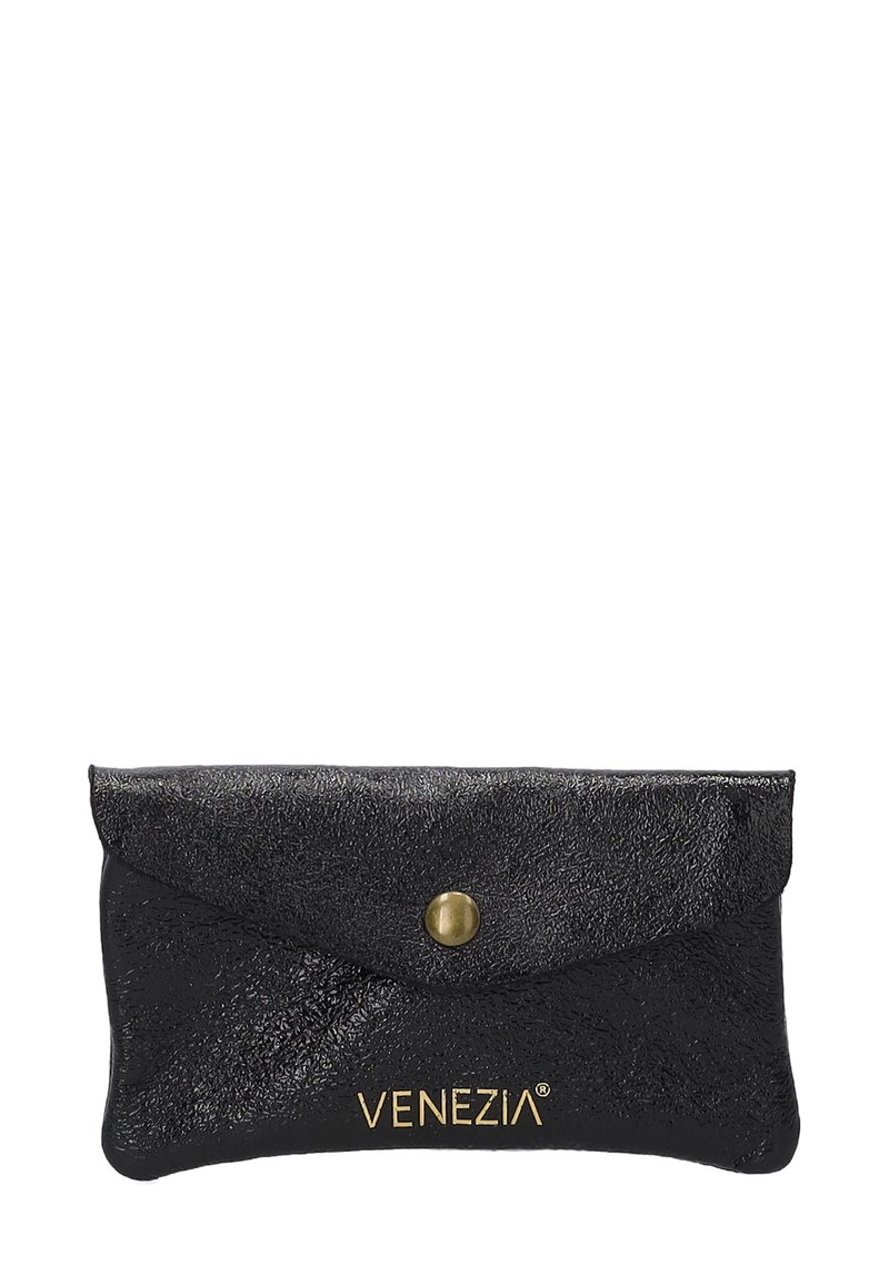 Sorte tekstureret læderpung med flaplukning, bronze trykknap og guldbelagt mærkenavn "VENEZIA" på forsiden.