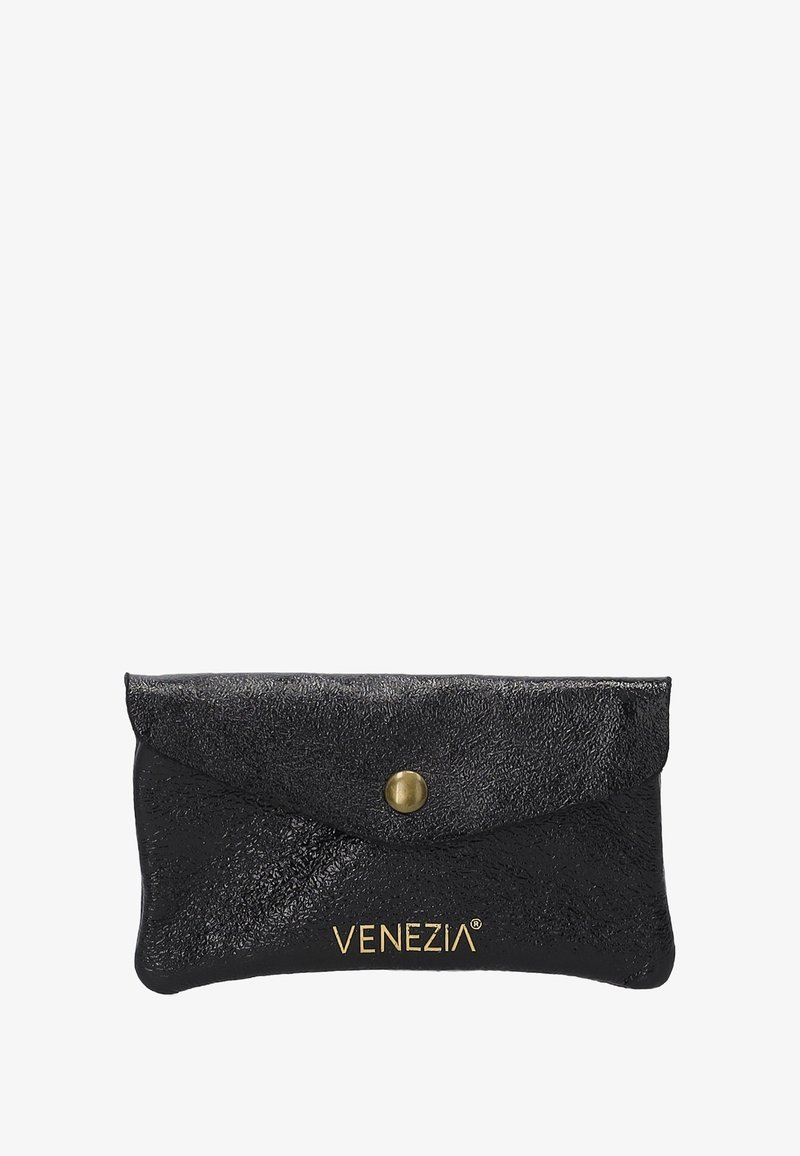 Sorte tekstureret læderpung med flaplukning, bronze trykknap og guldbelagt mærkenavn "VENEZIA" på forsiden.