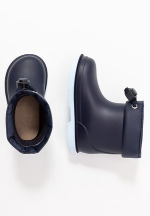 Bottes de pluie en caoutchouc bleu marine pour enfant, avec semelles bleu clair et poignets réglables à cordon, vues de dessus et de côté.