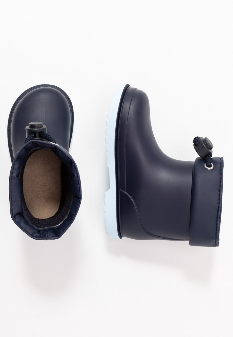 Bottes de pluie en caoutchouc bleu marine pour enfant, avec semelles bleu clair et poignets réglables à cordon, vues de dessus et de côté.