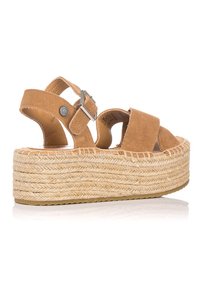 Sandalias de plataforma de ante marrón con dos correas anchas, hebilla ajustable y suela de yute trenzado. Presenta un diseño texturizado y en relieve.