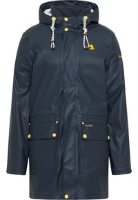 Veste de pluie imperméable bleu marine avec capuche, dotée de boutons jaunes contrastants, de cordons de serrage et de deux poches avant. Texture lisse et brillante.