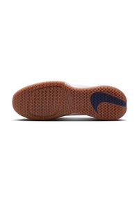 Semelle de chaussure présentant une surface en caoutchouc texturé avec un motif de nid d'abeille, intégrant un accent bleu et une coloration orange.