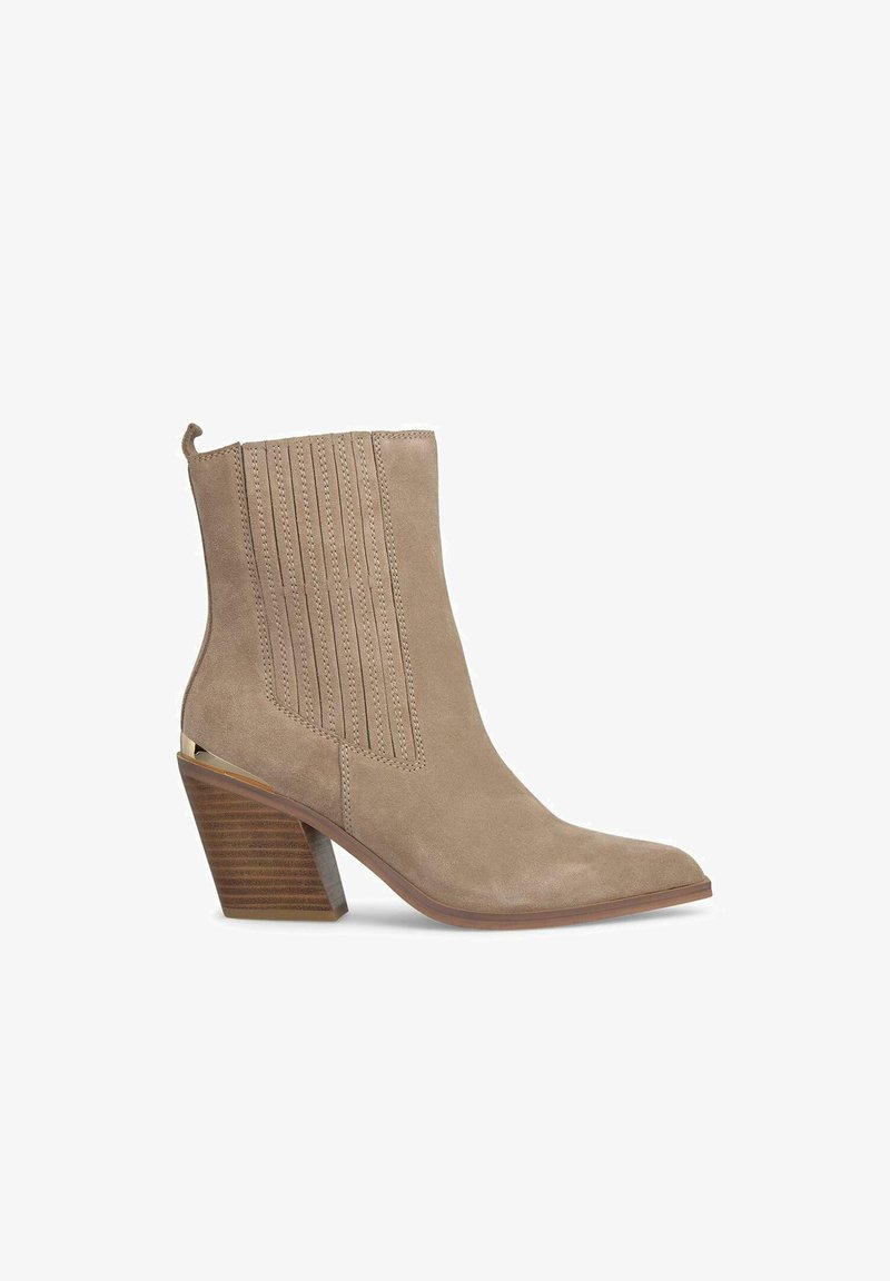 Botine ankel din suede bej, cu cusături verticale, vârf ascuțit și toc din lemn stratificat. Include un manșon pentru o îmbrăcare mai ușoară.