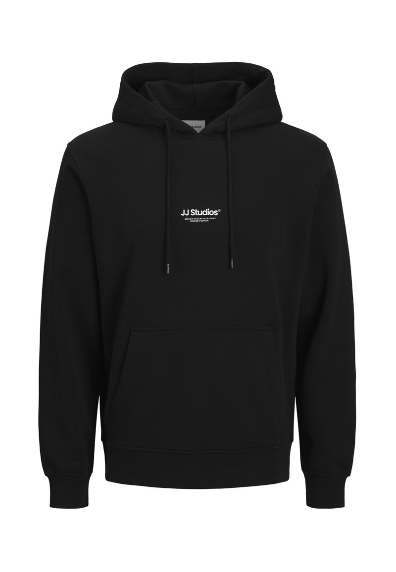 Zwarte hoodie gemaakt van een katoenmix, met een voorzak, koord in de capuchon en een witte bedrukte logo op de borst.