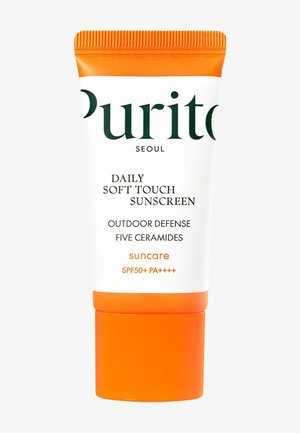 Tubetto Purito Seoul Daily Soft Touch Sunscreen con tappo arancione, SPF 50+ PA++++, protezione esterna e testo su cinque ceramidi su sfondo bianco.