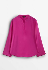 Chemise à manches longues de couleur rose vif, avec un col rond à encolure décolletée, fabriquée en tissu lisse, au fit ample et décontracté.