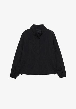Černá lehká bunda s vysokým límcem, elastickými manžetami a bočními kapsami. Disponuje texturovaným, pomačkaným povrchem a volným střihem.