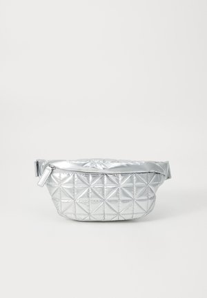 Silberne, gepolsterte Gürteltasche mit runder Form, glatter metallischer Textur, Reißverschluss und verstellbarem Riemen. Verfügt über dreieckige Muster.