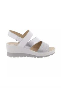 Sandalo con zeppa bianca e accenti metallici argento, caratterizzato da tre fasce larghe e una soletta imbottita. Dettaglio in tessuto texturizzato sulle fasce.