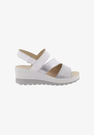 Sandalo con zeppa bianca e accenti metallici argento, caratterizzato da tre fasce larghe e una soletta imbottita. Dettaglio in tessuto texturizzato sulle fasce.