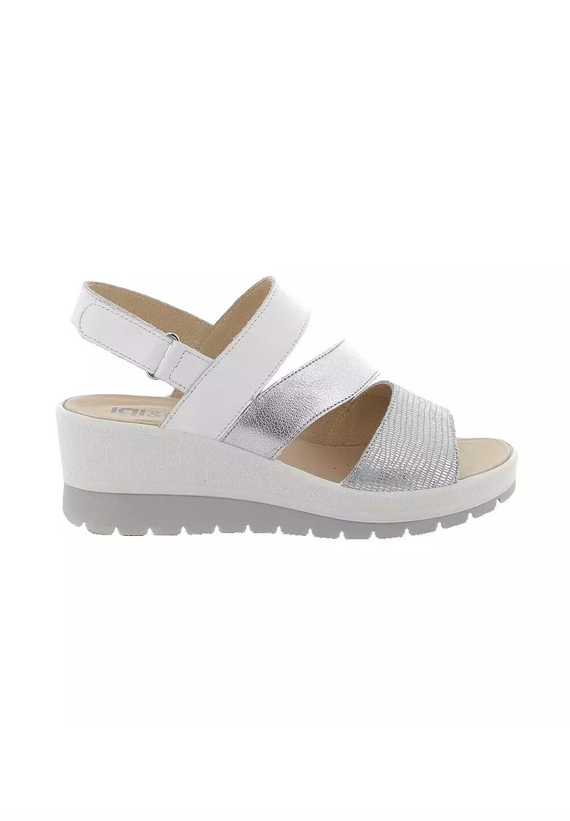 Sandalo con zeppa bianca e accenti metallici argento, caratterizzato da tre fasce larghe e una soletta imbottita. Dettaglio in tessuto texturizzato sulle fasce.