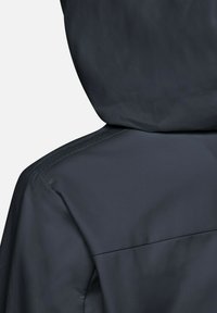 Chaqueta gris oscuro con capucha, que presenta una textura suave y mate y un diseño discreto. Detalle de costura notable cerca del hombro.