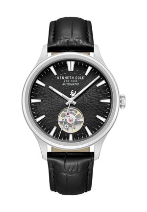 Kenneth Cole automaat horloge met zwarte gestructureerde wijzerplaat, zilveren markers, open tandwiel op 6 uur, zilveren kast en zwarte leren band.