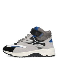 Grijze suede high-top sneaker met meshpanelen, zwarte en blauwe accenten, een witte tussenzool en een klittenbandsluiting voor een veilige pasvorm.