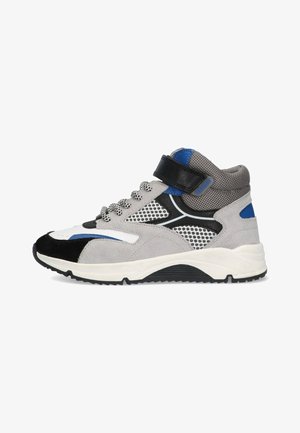 Grå ruskinds høj-top sneakers med mesh-paneler, sorte og blå accenter, en hvid mellemsål og en Velcro-rem for en sikker pasform.