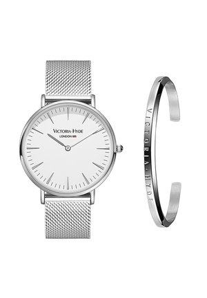 Analoge horloge met zilverkleurige mesh band, witte wijzerplaat en dunne zwarte wijzers, gecombineerd met een zilveren open manchettenarmband gegraveerd met "Victoria Hyde."