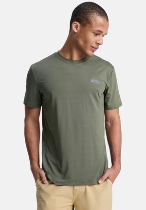 Maglietta verde a maniche corte realizzata in tessuto leggero, con un logo discreto sul petto e una vestibilità rilassata.