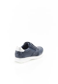 Sneaker blu con materiale testurizzato, accentuazione argentata sul tallone, suola bianca e design con lacci. Presenta una finitura liscia e un leggero luccichio.