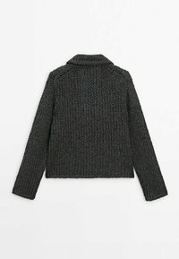 Maglione lavorato a maglia grigio scuro con maniche lunghe, trama a coste e collo piatto. Il design presenta un taglio corto e schiena scoperta.