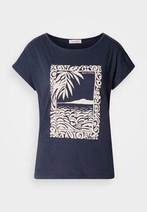 Navyblaue Baumwoll-T-Shirt mit einem cremefarbenen Grafikdesign von Wellen und Palmblättern innerhalb eines dekorativen Rahmens. Glatte Textur, kurze Ärmel.