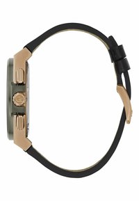 Orologio con cinturino in gomma nera, quadrante grigio rettangolare, dettagli in oro, due pulsanti e una corona prominente sul lato.