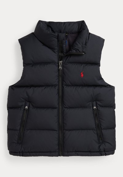 Svart puffer vest med høy krage, glidelås foran og to glidelåslommer på siden. Har en rød brodert logo på øvre venstre side.