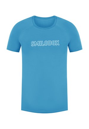 Blaues kurzärmeliges T-Shirt mit Rundhalsausschnitt und weißem "SMILODOX"-Text auf der Vorderseite. Glattes Material und reguläre Passform.