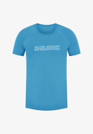 Blaues kurzärmeliges T-Shirt mit Rundhalsausschnitt und weißem "SMILODOX"-Text auf der Vorderseite. Glattes Material und reguläre Passform.